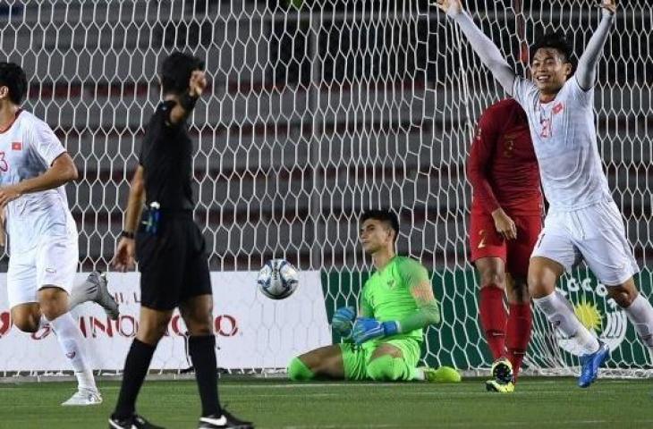 Penjaga gawang Timnas Indonesia U-22 Nadeo Argawinata (tengah) tertegun saat terjadi gol dari Timnas Vietnam dalam pertandingan final sepak bola putra SEA Games 2019 di Stadion Rizal Memorial, Manila, Filipina, Selasa (10/12/2019). ANTARA FOTO/Sigid Kurniawan