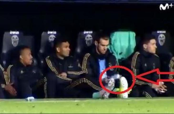 Gareth Bale bermain botol. (Twitter/@vamos).