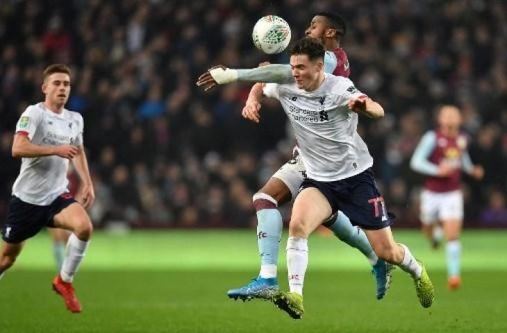 Perjuangan para pemain muda Liverpool saat dikalahkan Aston Villa 0-5 di perempatfinal Piala Liga Inggris. (PAUL ELLIS / AFP)