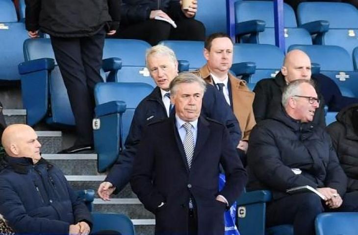 Carlo Ancelotti menyaksikan laga Everton vs Arsenal di Goodison park pada 21 Desember 2019. [AFP]