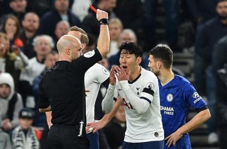 Son Heung-min diganjar kartu merah saat pertandingan melawan Chelsea. (GLYN KIRK / IKIMAGES / AFP)