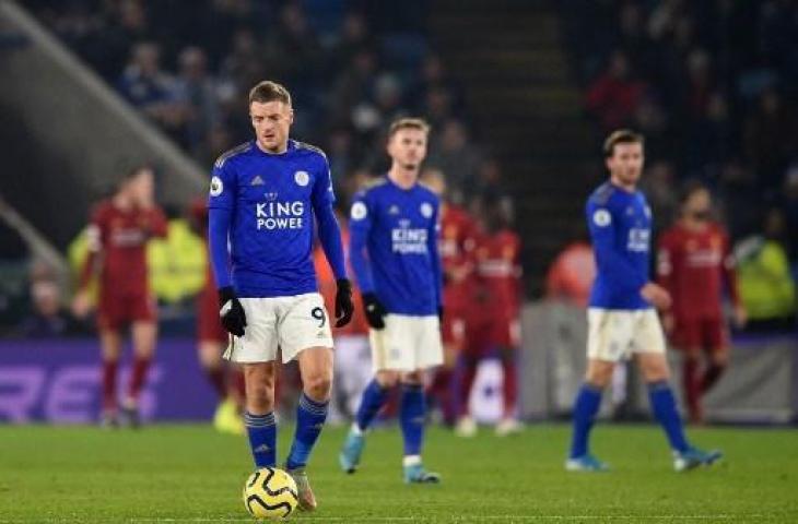 Para pemain Leicester City nampak tertunduk lesu usai dibantai Liverpool 0-4. (OLI SCARFF / AFP)