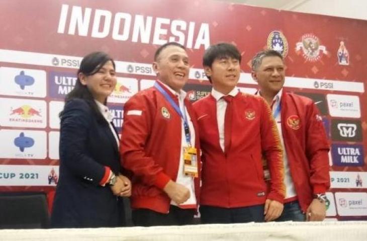 Shin Tae-yong resmi diperkenalkan sebagai pelatih baru timnas Indonesia di Stadion Pakansari, Sabtu (28/12/2019). [Suara.com/Adie Prasetyo]