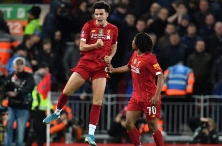 Gelandang Liverpool Curtis Jones (kiri) merayakan golnya ke gawang Everton pada laga babak ketiga Piala FA di Anfield. (Paul ELLIS / AFP)