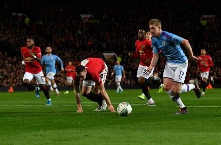 Aksi gelandang Manchester City, Kevin de Bruyne pada pertandingan melawan Manchester United di semifinal Piala Liga Inggris. (PAUL ELLIS / AFP)