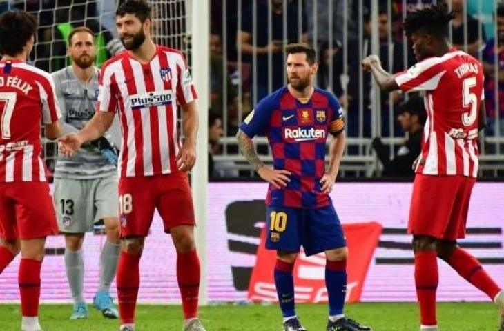 Para pemain Atletico Madrid tampak bergembira, sementara ekspresi kekecewaan terlihat dari kapten Barcelona, Lionel Messi (kedua dari kanan) usai laga semifinal Piala Super Spanyol di King Abdullah Sports City, Jeddah, Arab Saudi, Jumat (10/1/2020) dini hari WIB. [Giuseppe CACACE / AFP]