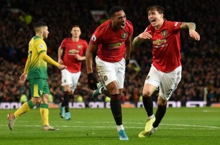 Selebrasi Antoni Martial usai berhasil menjebol gawang Norwich City. (AFP/Oli Scarf).