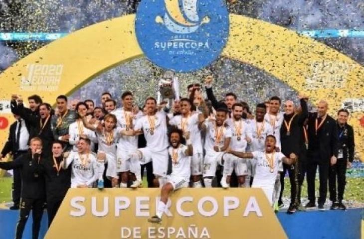 Para pemain dan pelatih Real Madrid merayakan sukses mereka menjadi juara Piala Super Spanyol setelah mengalahkan Atletico Madrid saat final di King Abdullah Sports City, Jeddah, Arab Saudi. (Giuseppe CACACE / AFP)