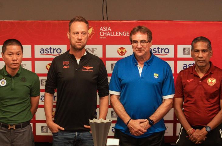 Robert Rene Alberts dalam sesi konferensi pers Asia Challenge Cup 2020. (Twitter/@FASelangorMY).