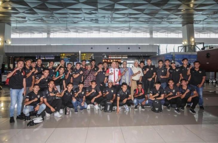 Ketua Umum PSSI, Mochamad Iriawan alias Iwan Bule melepas keberangkatan skuat Timnas Indonesia U-19 yang akan pemusatan latihan di Thailand, Senin (20/1/2020). (Dok. PSSI)