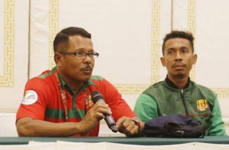 Pelatih Lalenok United, Yance dan Rofino Gama (pemain) pada konferensi pers jelang kontra PSM di Bali, Selasa,(21/1). (ANTARA/HO/Media PSM)