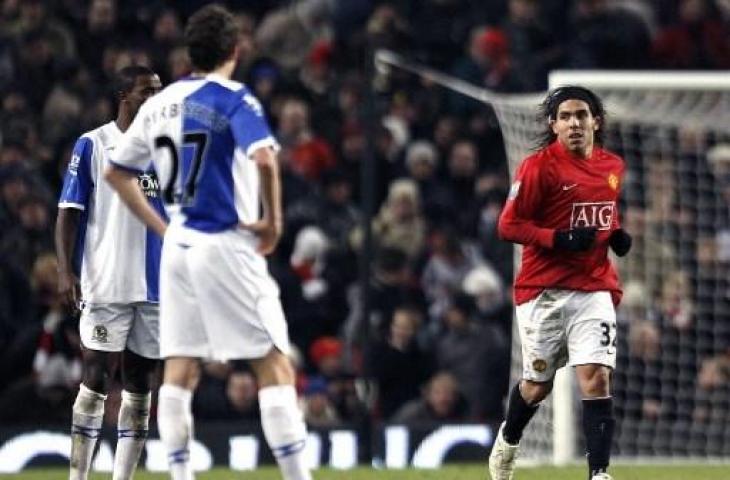 Carlos Tevez saat memperkuat Manchester United pada musim 2008. (PAUL ELLIS / AFP)