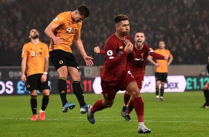 Striker Liverpool, Roberto Firmino merayakn gol ke gawang Wolves dalam lanjutan Liga Primer Inggris. (OLI SCARFF / AFP)