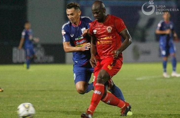 O.K. John berduel dengan Silvio Escobar dalam pertandingan Liga 1 2019 antara PSIS Semarang vs Kalteng Putra. FOTO: Liga Indonesia.