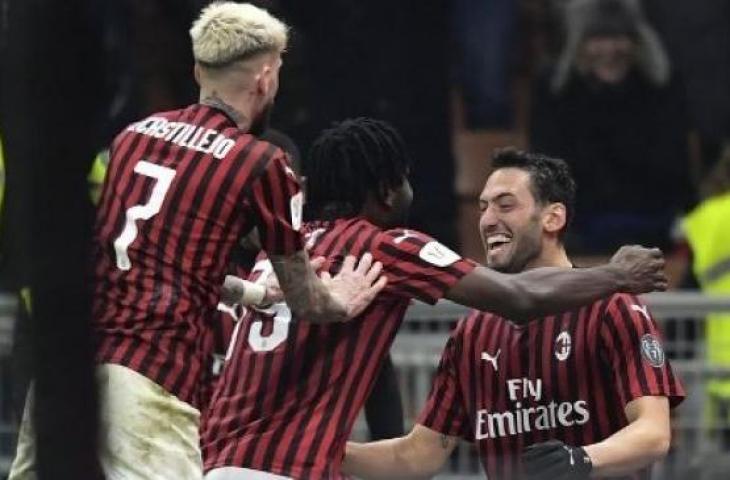 Pemain AC Milan, Hakan Calhanoglu (kanan) merayakan golnya bersama ke rekan setimnya setelah mengalahkan Torino di San Siro guna melaju ke semifinal Coppa Italia. (MIGUEL MEDINA / AFP)