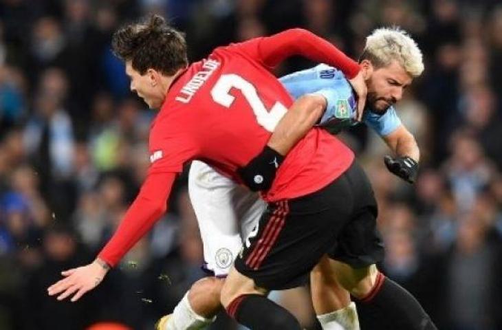 Bek Manchester United, Victor Lindelof mencoba merebut bola dari striker Manchester City, Sergio Aguero saat leg kedua semifinal Piala Liga Inggris. (Paul ELLIS / AFP)