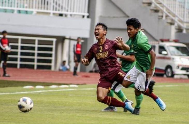 Pemain PSM Makassar, Zulkifli Syukur (kiri) dijatuhkan oleh pemain Lalenok United, Yohanes (kanan) pada laga leg kedua Kualifikasi Piala AFC 2020 di Stadion Pakansari, Bogor, Jawa Barat, Rabu (29/1/2020). (ANTARA FOTO/Yulius Satria Wijaya/pd)