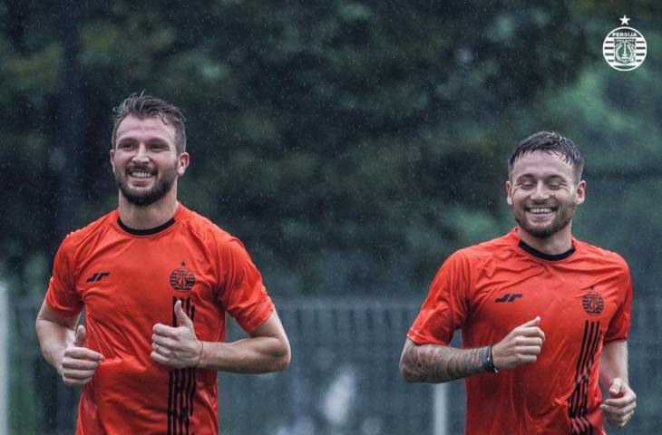 Mark Klok dan Marco Motta saat mengikuti sesi latihan Persija Jakarta. (Dok. Persija)