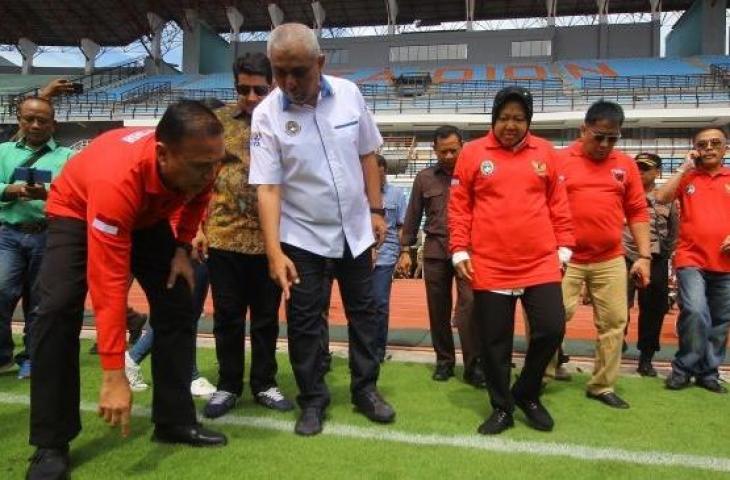 Wali Kota Surabaya, Tri Rismaharini (ketiga kanan), Ketua Umum PSSI Mochamad Iriawan (kiri) dan Ketua PSSI Jawa Timur Ahmad Riyadh (kedua kiri) memeriksa rumput lapangan saat inspeksi di Stadion Gelora Bung Tomo (GBT), Surabaya, Jawa Timur, Senin (10/2/2020) sebagai persiapan untuk menjadi salah satu venue Piala Dunia U-20 2021. (ANTARA FOTO/Moch Asim)