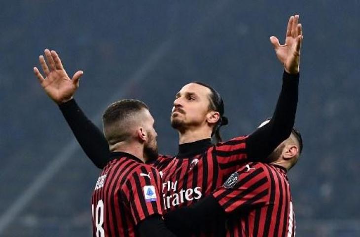 Selebrasi Zlatan Ibrahimovic usai mencetak gol ke gawang Inter Milan. (MARCO BERTORELLO / AFP)