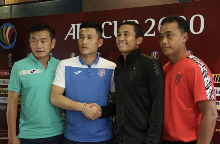 Pelatih Eko Purdjianto (paling kanan) dan pemain Ricky Fajrin (tengah) saat menghadiri sesi konferensi pers jelang laga Bali United kontra Than Quang Ninh di Piala AFC 2020. (Dok. Bali United)