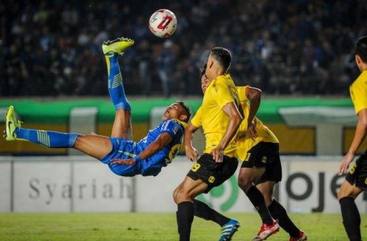 Pemain Persib Bandung, Wander Luiz melakukan tendangan salto ke gawang Barito Putera saat menjalani laga uji coba di Stadion Si Jalak Harupat, Kabupaten Bandung, Jawa Barat, Selasa (11/2/2020). (ANTARA FOTO/Raisan Al Farisi)