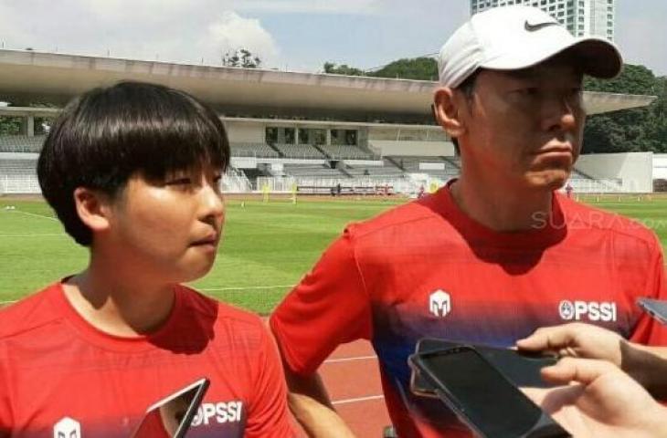 Manajer Pelatih Timnas Indonesia Shin Tae-yong (kanan) memberikan keterangan kepada media sebelum memimpin latihan di Stadion Madya, Senayan, Jakarta, Sabtu (14/2/2020). [Suara.com/Adie Prasetyo Nugraha]