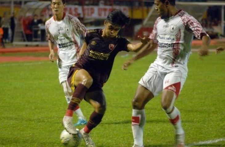 Pesepak bola muda PSM Makassar, Rizky Eka Pratama (tengah), saat tampil dalam salah satu laga Liga 1 2019 lalu di Stadion Andi Mattalatta, Makassar. [ANTARA FOTO/Abriawan Abhe]