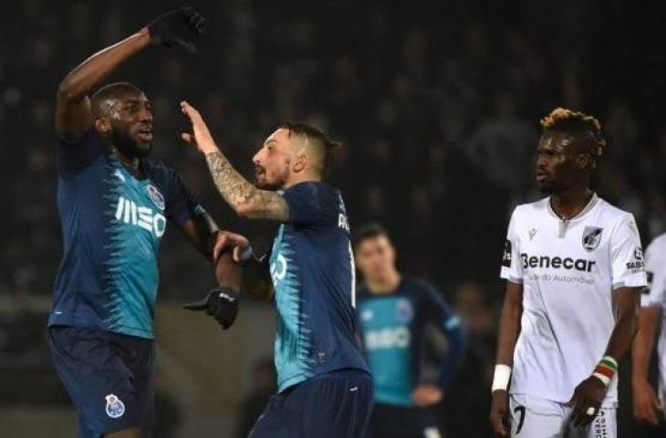 Gestur penyerang FC Porto, Moussa Marega kepada suporter Vitoria SC yang melakukan tindakan rasisme terhadapnya, pada laga Liga Portugal 2019/2020 di Estadio D. Afonso Henriques, Guimaraes, Senin (17/2/2020) dini hari WIB. [MIGUEL RIOPA / AFP]