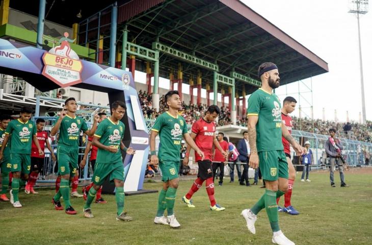 Pemain Persebaya memasuki lapangan untuk menghadapi Madura United di Stadion Gelora Bangkalan dalam pertandingan terakhir di babak Grup Piala Gubernur Jatim 2020. (Dok. Persebaya)