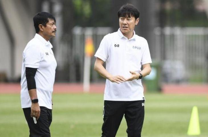 Pelatih Timnas Indonesia Shin Tae-yong (kanan) berbincang dengan asisten pelatih Indra Sjafri saat seleksi pemain Timnas Indonesia U-19 di Stadion Wibawa Mukti, Cikarang, Bekasi, Jawa Barat, Senin (13/1/2020). ANTARA FOTO/Hafidz Mubarak A