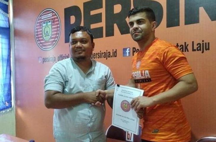 Sekretaris Umum Persiraja, Rahmat Djailani menyalami Samir Ahmed Ayaar usai menandatangani kontrak satu musim di Stadion Dimurthala Banda Aceh Aceh, Senin (17/2/2020). (Antara Aceh/M Haris SA)