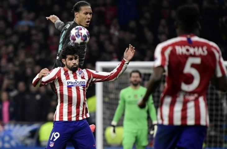 Bek Liverpool, Virgil van Dijk, dalam pertandingan melawan Atletico Madrid. (Javier Soriano/AFP).