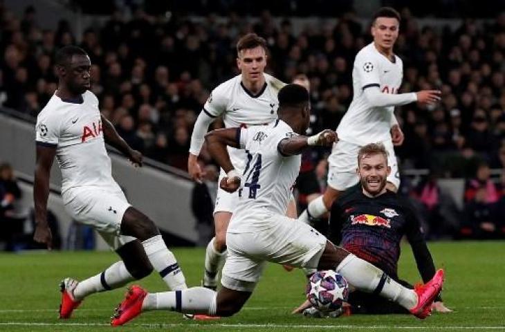 Aksi para pemain Tottenham Hotspur menghalau gempuran pemain RB Leipzig. (ADRIAN DENNIS / AFP)