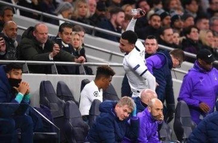 Gelandang Tottenham Hotspur, Dele Alli terlihat ngamuk sesaat setelah diganti. (Twitter/@FootballJOE)