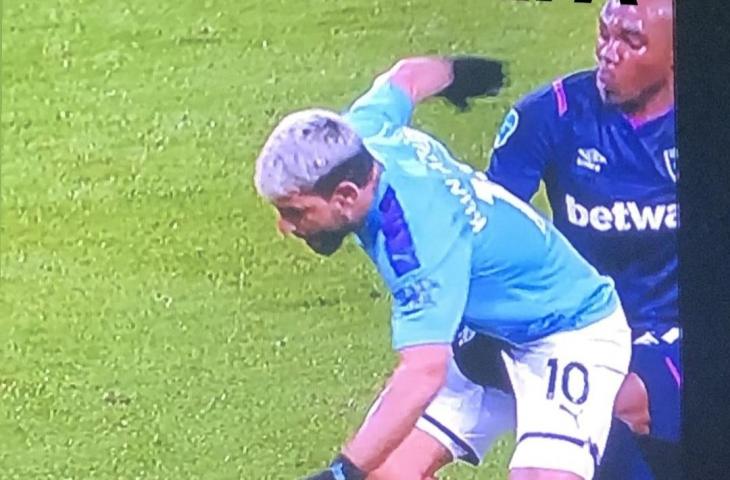 Kemaluan Sergio Aguero diremas oleh Angelo Ogbonna. (Twitter/@Kuby37).