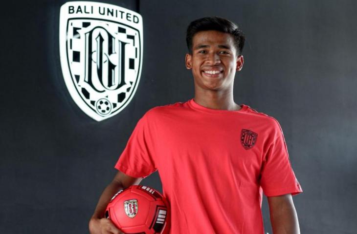 Irfan Jauhari kini resmi dikontrak ke tim senior Bali United. (Dok. Bali United)