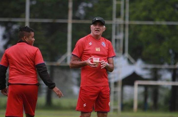 Pelatih Arema FC, Mario Gomez saat sedang membawa secangkir kopi di sesi latiha. (Instagram/aremafcofficial)