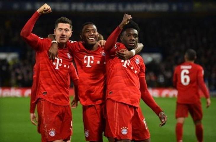 Robert Lewandowski melakukan selebrasi bersama rekannya usai membobol gawang Chelsea. (GLYN KIRK / AFP)