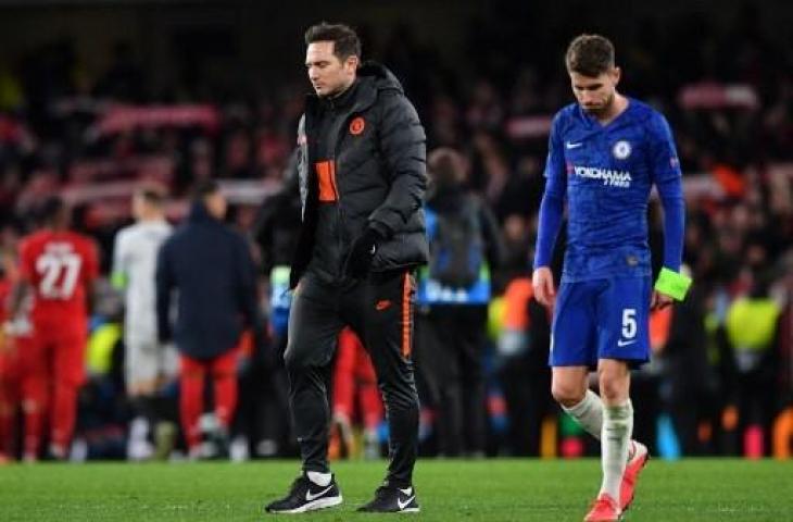 Frank Lampard tertunduk lesu usai Chelsea dibantai Bayern Munich 0-3. (BEN STANSALL / AFP)