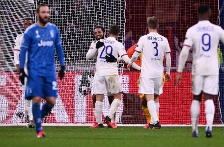 Penyerang Juventus, Gonzalo Higuain tertunduk lesu usai timnya kalah dari Lyon 0-1. (FRANCK FIFE / AFP)