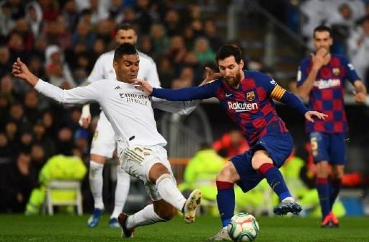 Penyerang Barcelona, Lionel Messi dibuat tak berdaya berkat pengawalan ketat pemain Real Madrid di laga El Clasico. (GABRIEL BOUYS / AFP)