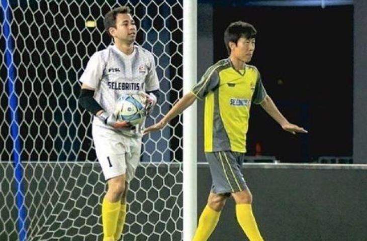 Aksi Raffi Ahmad saat jadi kiper bersama tim Selebritis FC. (Instagram/raffinagita1717)