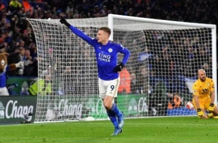 Striker Leicester City Jamie Vardy merayakan golnya ke gawang Aston Villa dalam laga lanjutan Liga Inggris di King Power Stadium. (Paul ELLIS / AFP)