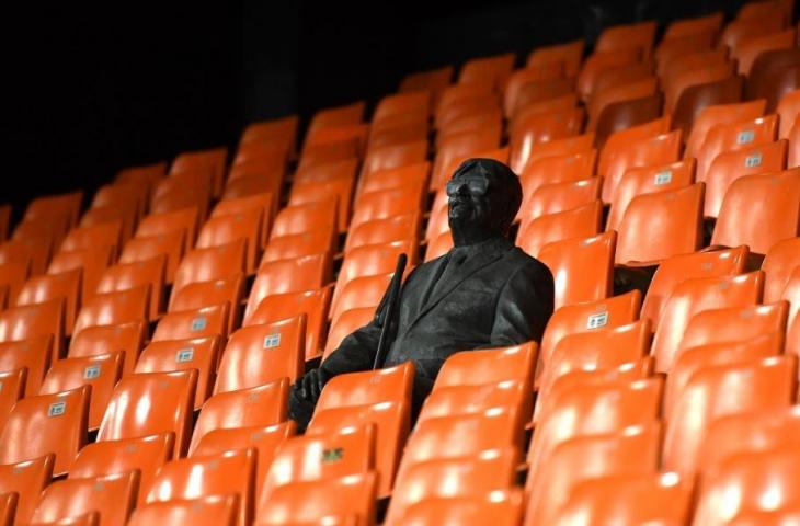 Sosok penggemar sejati Valencia, Vicente Navarro Aparicio, yang kini dipatungkan di Stadion Mestalla. (Twitter/@brfootball)