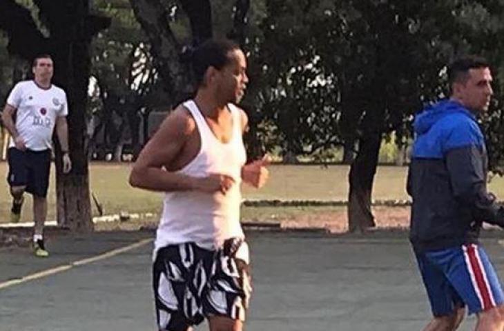 Potret Ronaldinho saat main futsal di penjara Paraguay. (Instagram/sportbible)