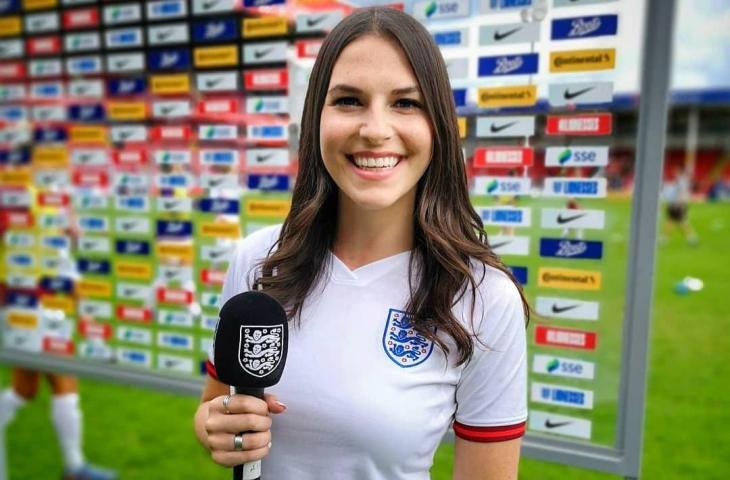 Presenter cantik asal Inggris, Nicole Holliday. (Instagram/@nicolehollidayx).