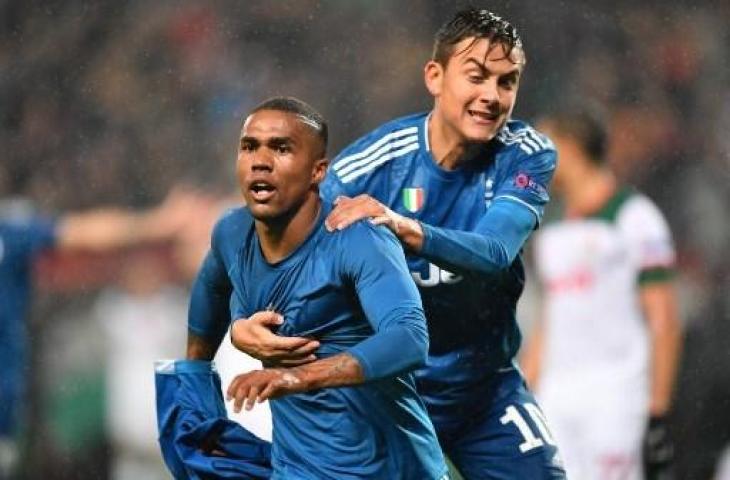 Dua pemain Juventus, Douglas Costa dan Paulo Dybala. (DIMITAR DILKOFF / AFP)