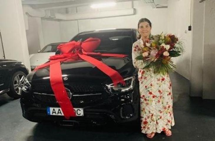 Cristiano Ronaldo hadiahi ibunya mobil mewah di Hari Ibu. (Instagram/@doloresaveiroofficial).