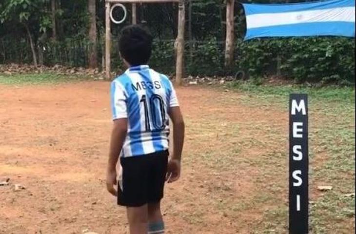 Seorang bocah bernama Mishal Abulais sukses menirukan sepakan Lionel Messi. (Instagram/abulais_1)